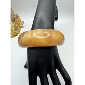 Retro Chunky Bangle Bracelet Butterscotch Swirl Lucite solid 7.3/4"